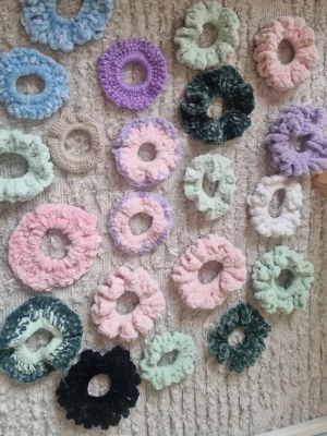 Scrunshies  - Hand made scrunshies som är i olika storlekar och olika fluffiga. !! KAN ÄVEN ÖNSKAS I FLERA FÄRGER!!                PLATTA= 15 kr.                                              LITE FLUFFIGA= 20 kr.                      FLUFFIGA = 25 - 35 kr