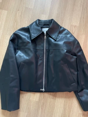 Skinn jacka - Carin Wester, helt ny aldrig använd. Ordinarie pris 999kr