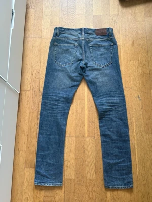 NN•07 Jeans som är sjukt snygga - Säljer dessa NN•07 jeans med snygga slitningar på bakrelår. orginal pris ligger på 2000 och dessa säljs rätt biligt