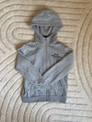 Grå hoodie Peak Performance - Riktigt schyst peak performance tröja bed en broderad logga på bröstet storlek 140 i topp skick! Hör av er vid fler frågor eller fler bilder!😁