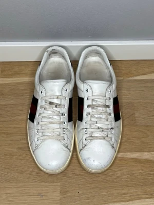 Gucci Ace Sneakers - Gucci Ace Sneakers| Storlek: 41 passar 42| Skick: 7,5/10, nya sko snören och vit kräm för sulorna kommer göra stor skillnad!| Pris: 899kr| Priset går alltid att diskutera😊