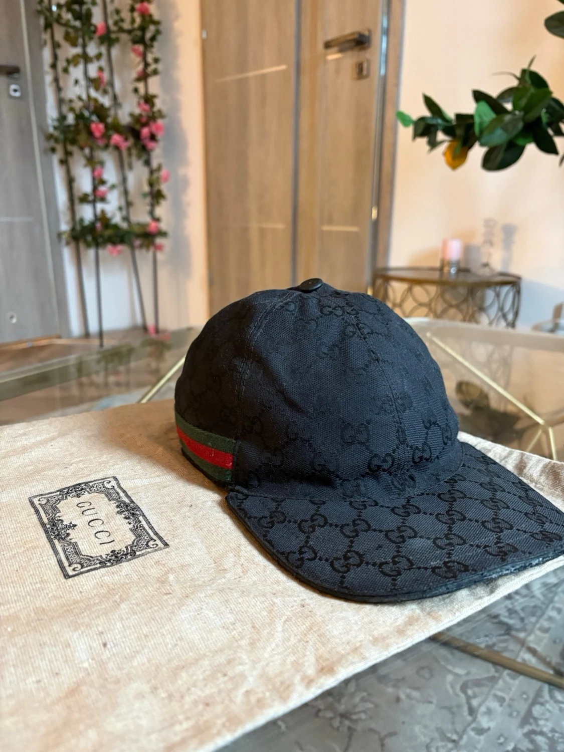 Svart keps från Gucci med GG-mönster