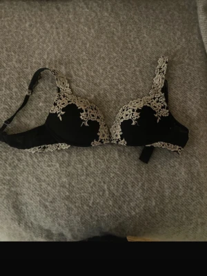 Svart intimissimi bh 75B - PRIS KAN DISKUTERAS!! jätte snygg intimissimi bh i strl 75B, lite slitage på insidan men annars inga defekter!! 
