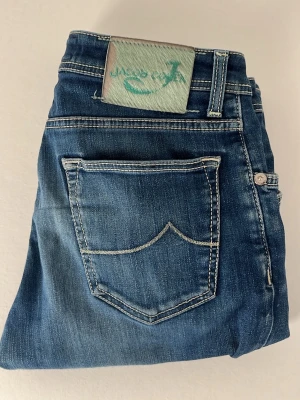 Jacob Cohën jeans - Säljer dessa snygga Jacob Cohen jeans type 622.C storlek 32w. Jeansen är 9/10 i skick. Inga defekter eller tydliga tecken på användning förutom lätt slitage på baklappen. Kan gå ner i pris vid snabb affär!