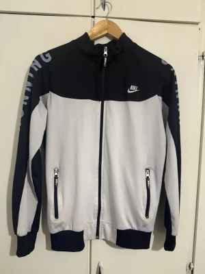 Nike vindjacka med dragkedja - Använd endast fåtal gånger nästan som ny. Storlek S