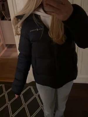 Mörkblå Sail racing jacka  - Jag säljer min Sail racing jacka som är i toppen skick och är en super bra jacka som du inte kommer frysa i!💓 (priset kan såklart diskuteras)