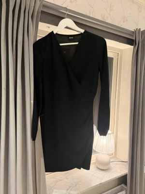 Svart kort klänning - Svart kort klänning från bubbleroom, inköpt för flera år sedan. Storlek S, endast använd någon gång.
