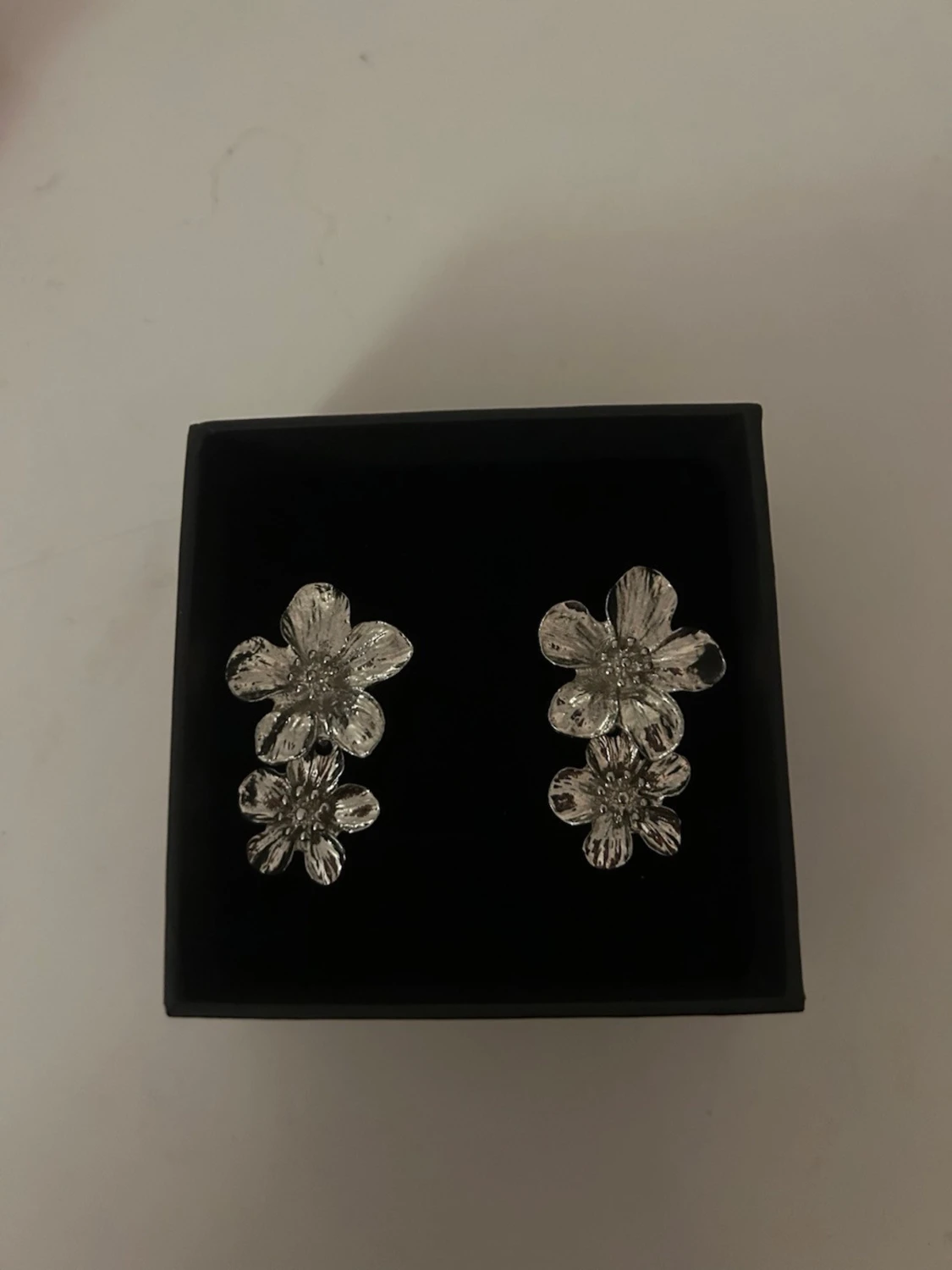 Silvriga blomformade örhängen