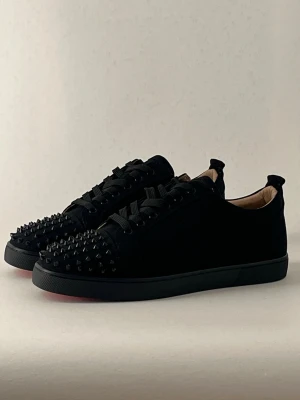 Svarta Loubs med taggar - Svarta Christian louboutins med spikar. Storlek 45. Är i superbra skick. Lådan skickas självklart med. Kom med prisförslag. Kan gå ner i pris vid snabb affär!