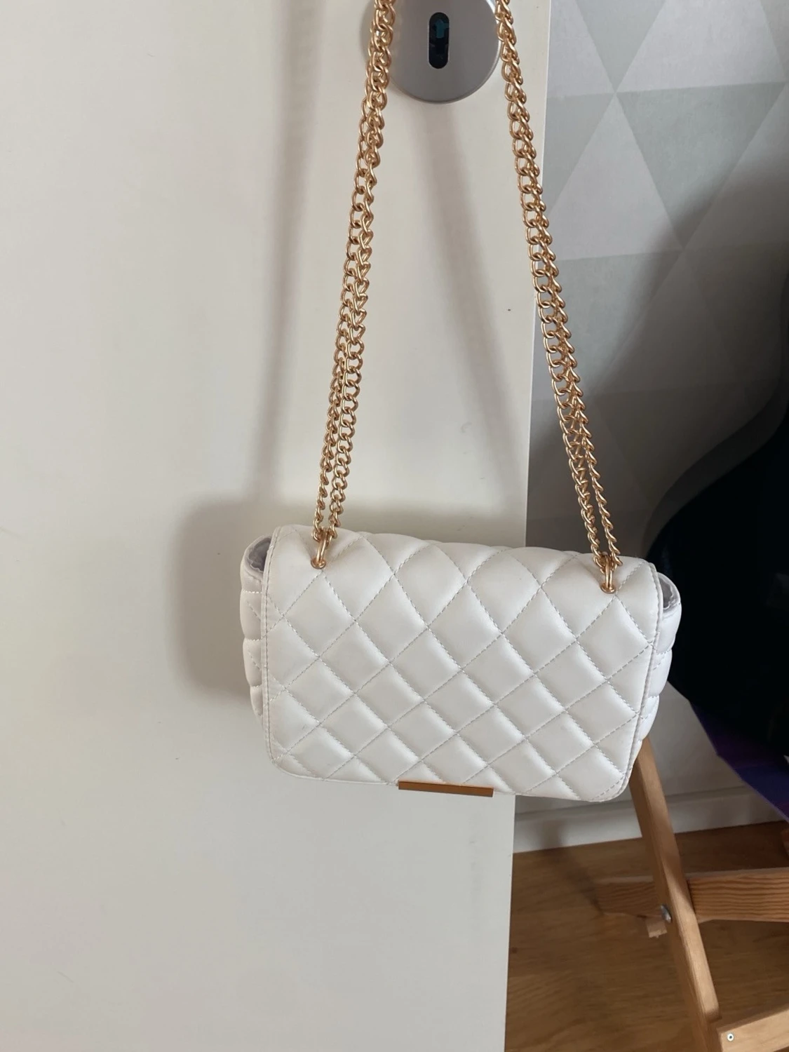 Vit quiltad axelväska med guldkedja - 1