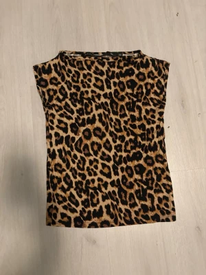 Leopard tröja  - Gullig tröja ifrån lager 157, använt fåtal gånger, nypris 150 kr tveka inte att höra av er vid frågor eller funderingar🥰💗