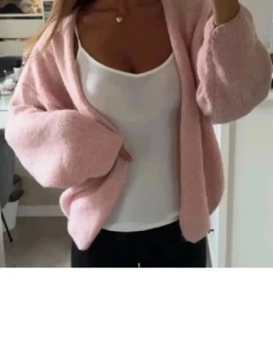 Ljusrosa fluffig stickad kofta - Enkel och trendig kofta som passar till allt.