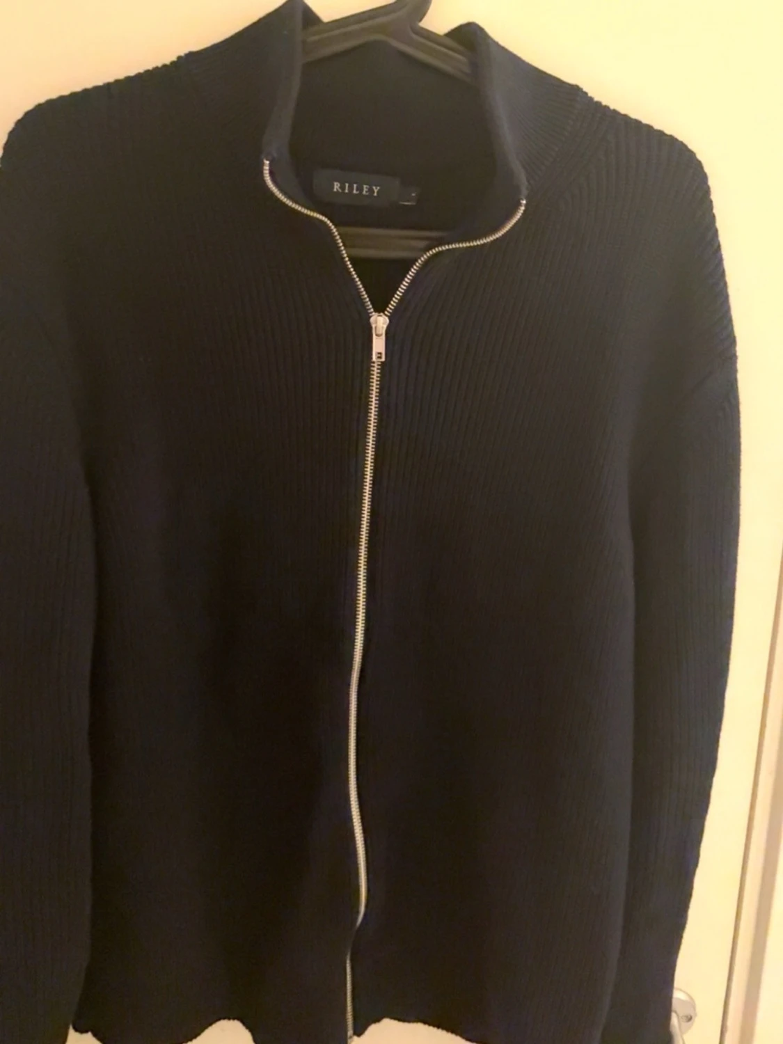 Svart stickad ziptröja från Riley