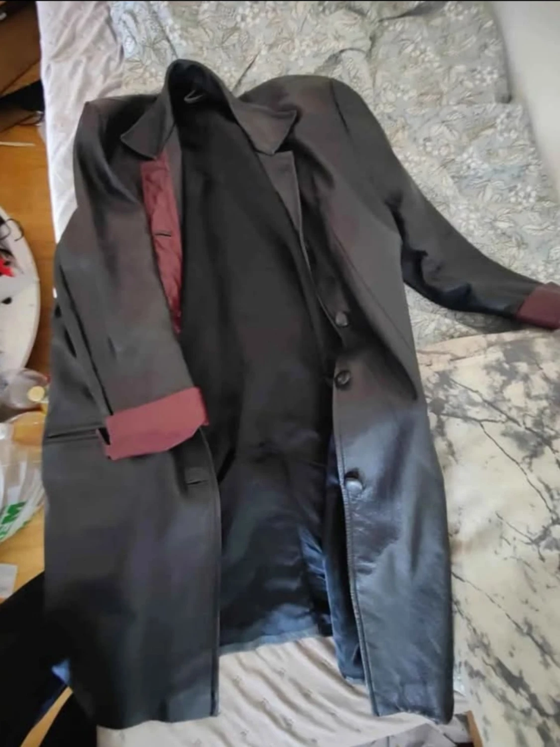 Lång svart skinnjacka med vinröda detaljer - 2