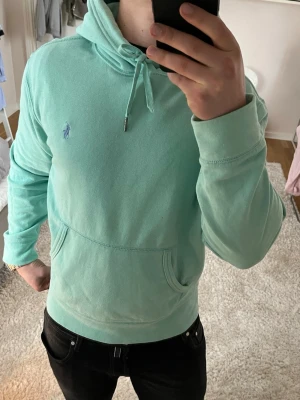 Ralph Lauren Hoodie  - Ralph Lauren | Mycket bra skick | Size - M | Pris 699 | Hör av dig vid minsta fråga eller fundering📩