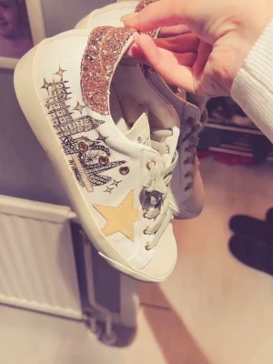 Golden goose sneakers med målad design  - Använda fåtal gånger så i fortsatt bra skick! Storlek 40 men sitter som 39💗