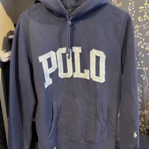 Blå hoodie från Polo Ralph Lauren - Snygg polo hoodie i storlek small. 