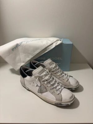 Philippe Model  - Ett par feta Philippe model skor i storlek 43, nyskick. Köpta på Merchsweden, kvitto finns. Använda ett fåtal gånger väldigt sparsamt.