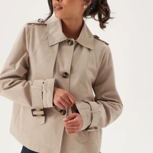 Rockandblue/ Rock and Blue  trenchcoat  - Kort beige trenchcoat med knäppning framtill, klassisk krage och justerbara remmar vid ärmsluten. Ny! Endast anv 1 gång! Nypris 1799:- supersnygg i Stl 40.