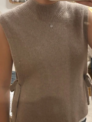 Stickad väst - Beige/brun stickad väst i mycket fint skick! Från & Other Stories 🤎Plagget är ONE SIZE men passar mig som ofta bär strl S eller M