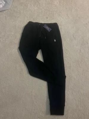 Ralph Lauren Byxor - Ett par svarta Ralph Lauren-byxor i storlek L. Stilrena och bekväma.