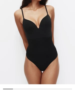 Body hm svatt - Jättesnygg och populär body ifrån HM💞snygg passform strl L