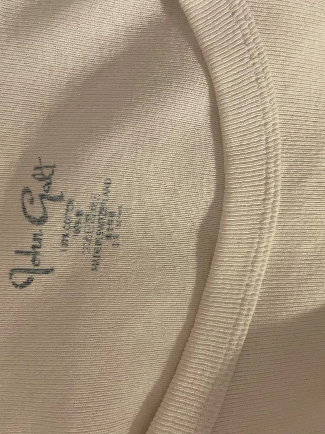 Vit t-shirt med svart tryck - 2