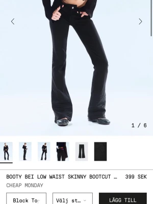 Bootcut jeans med låg midja Cheap Monday - Svarta bootcut jeans från Cheap Monday med låg midja. Trendiga. Dem mr i storlek 28/34 och är nästan aldrig använda. Dem är nersydda i benen men syns ingeting och går enkelt att sy upp dem igen. Skriv om ni vill ha fler bilde rock mått….