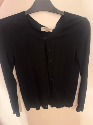 Svart knapp kofta - En svart knapp kofta från ullared i storlek s använt enstaka gånger men har flera likadana