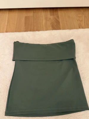 Mörkgrön axel topp - Stilren mörkgrön topp. Aldrig använt 