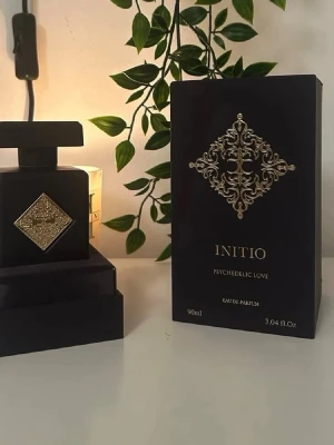 Initio Psychedelic Love EdP 90ml - Initio Psychedelic Love Eau de Parfum är en doft som till stor del består av florala noter såsom ylang ylang, Heliotrope Bulgarisk ros, men också en Bergamot not som lyfts fram väldigt fint, I dry downen får vi också inslag av myrrh och Sandalwood, Detta är en gourmand parfym gjord till perfektion Nypris runt 2500kr för 90 ml