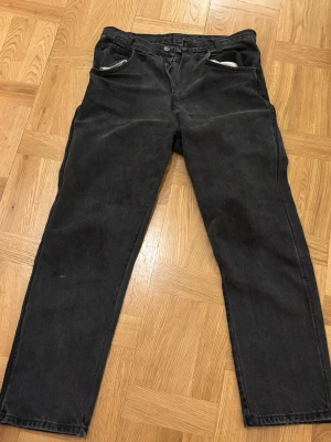 Svarta raka jeans - Säljer ett par svarta jeans med rak passform. Obs större storlek än jag vanligtvis säljer!! 