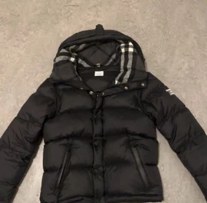 Burberry puffer - Tjenare! En väldigt fin väldigt fin burberry jacka till salu, jackan är köpt ifrån Miito online och kvittot har jag kvar. Den kan bli som både väst, jacka och den är varm perfekt till det kalla vädret. Skicket är jätte bra och den har inga skador eller fläckar. Hör av dig vid frågor! 