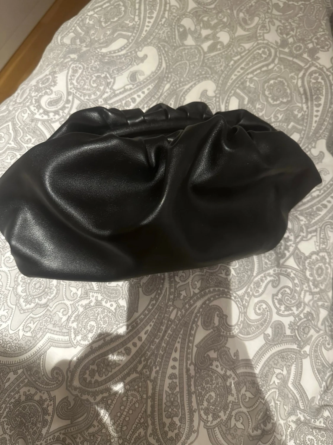 Svart kuvertväska i fejkläder