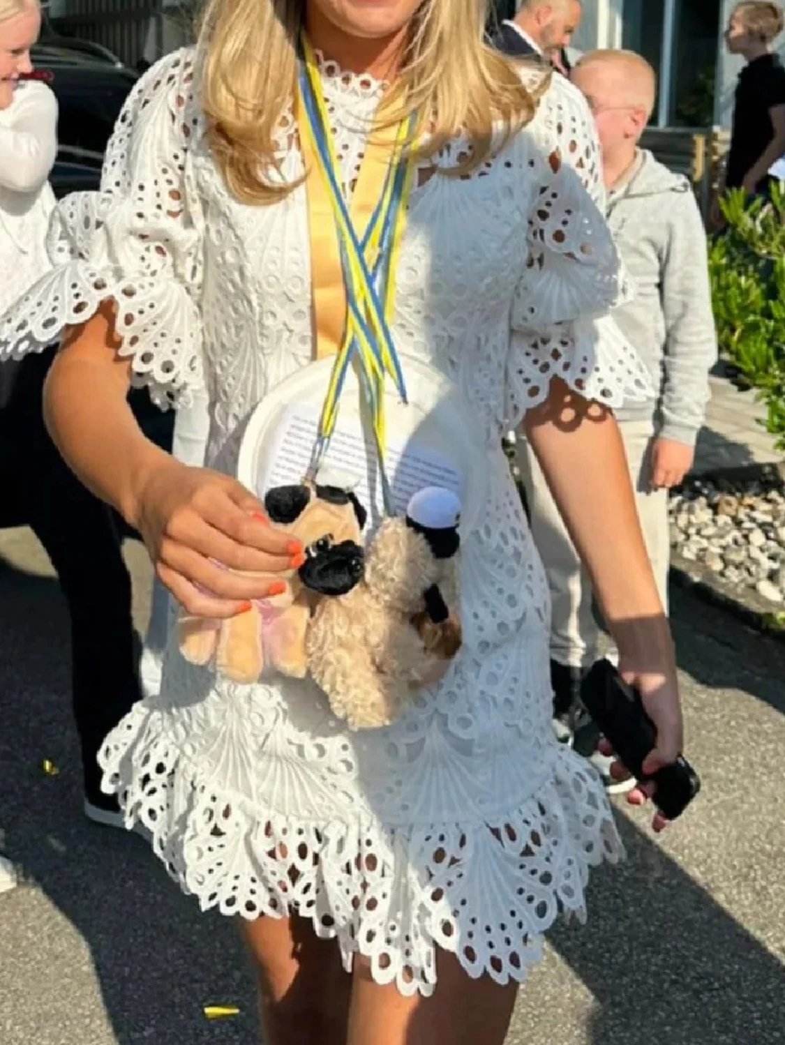 Vit broderad klänning med puffärm - 1