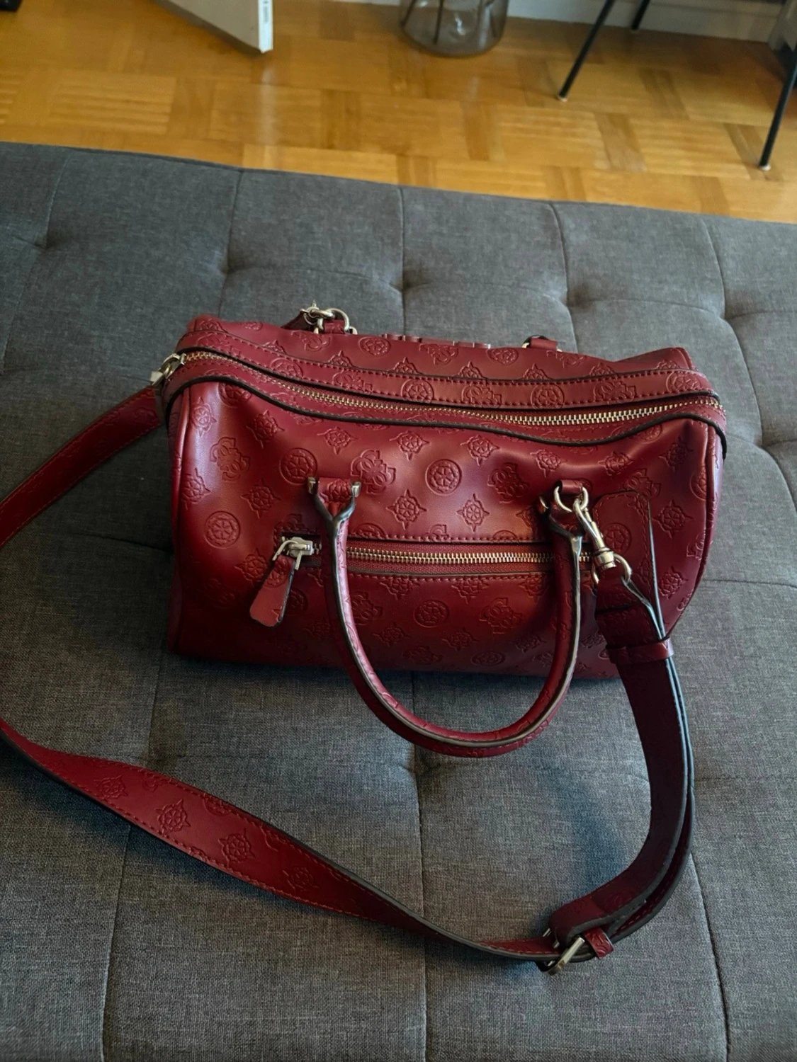 Vinröd handväska från Guess - 1