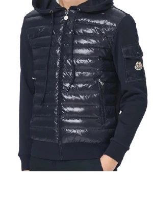 Monclear cardigan - Tjena säljer nu min Monclear cardigan då ja inte använder den super mycket. jätte snygg o skön jacka väldigt unik ochså från de andra cardigansen, finns dock ett fel med den och de är att de finns hål i fickan men de är inuti och syns inte och de går att lägger saker i den fortfarande. Scanna Monclear loggan funkar står L i den men sitter mer som M🙏  kan gå ner i pris vid snabb affär, hör av er i dm