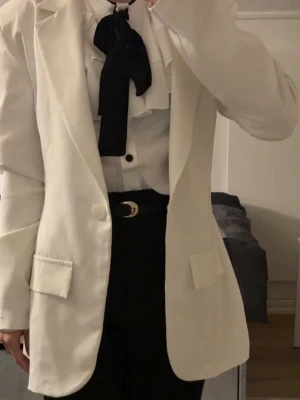 Vit kavaj från Boohoo -  vit kavaj från Boohoo med klassisk passform och enkelknäppning. 