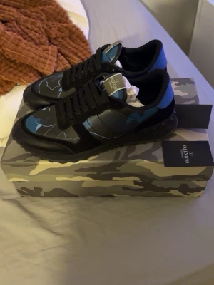 Valentino Rockrunners - Säljer mina Valentino Rockrunners som är sköna nu i vinter. Använda 1 gång och funkar även på sommaren. Box och allt tillhör. Hör av er om ni har några funderingar✅