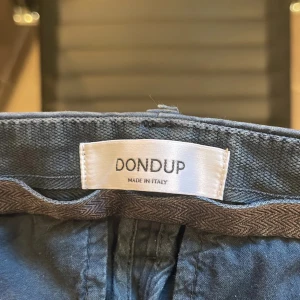 Dondup chinos - Riktogt schyssta chinos från dondup i storlek 31. De är i mycket bra skick och har mycket kvar att ge Vid fler frågor eller bilder är det bara att kontakta! 