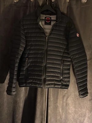 Svart dunjacka från Canadian Peak - Blå dunjacka från colmar i fint skick, nypris 4000. Storlek 48 som motsvarar s.