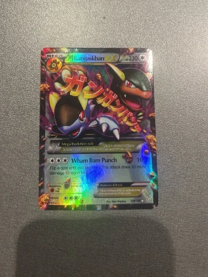 Pokémonkort Mega Kangaskhan EX - Unikt holografiskt Pokémonkort med Mega Kangaskhan EX-motiv. Kortet har färgstark design med japansk text och metallic-effekt. Perfekt för dig som samlar på Pokémonkort eller vill ha något extra till din samling.
