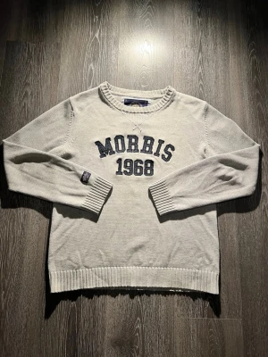 Stickad Morris tröja - En mycket fin stickad Morris sweater med ”MORRIS” loggan på brösten. På den högra armen längst ner finns det en liten logga och på den vänstra finns en större lite högre upp. Tröjan har inga defekter och är i mycket fint skick.  I stl M, bara att höra av sig vid frågor 🙌😇 PostNord eller Instabox uppskattas väldigt mycket, då kan jag skicka snabbare 😃