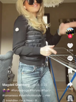 Moncler cardigan - Storlek 2 tror de motsvarar ungefär xs-s, köpt på Plick så vet ej om den e äkta 