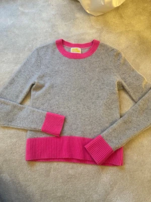 Grå stickad from future tröja med rosa detaljer - Superfin grå stickad tröja från From future. Nypris ca 2000kr. Inga defekter💕