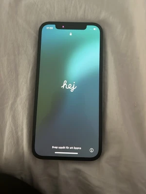 Svart iPhone 12 - Säljer en svart iPhone 12, Fungerar super bra, batteri som håller hela dagen. Bra kamera, den är bra både in och utvändigt.  En ny laddare kommer med. 