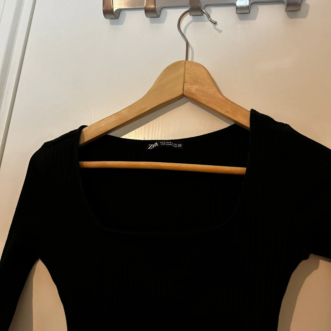 Svart långärmad bodysuit från Zara - 1