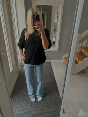 Ljusa slitna raka jeans - (första bilden e inte min o inte samma jeans) jättesnygga ljusblåa jeans med slitningar o hål på låren o knäna men även där bak lite. Dem är från zara och är i strl 164! använd en gång och pris går att diskuteras🩷