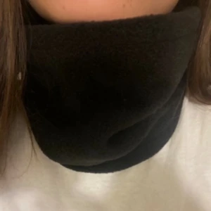 Svart buff - Handsydd mjuk fleecebuff i en svart färg!