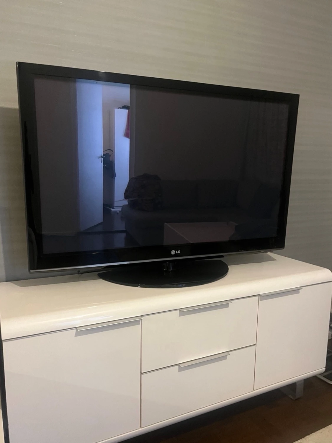 Svart platt-TV från LG med chromecast  - 1